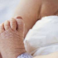 Ein Neugeborenes sollte nicht nach der Geburt schon mit Pampers verpackt werden